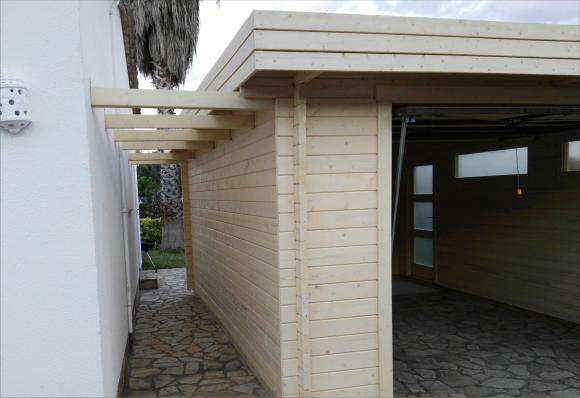 Pérgola adosada a la pared y el garaje. 