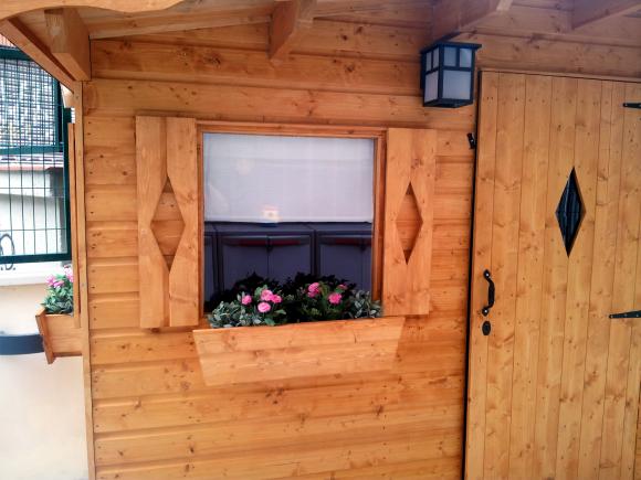 Ventanas con jardineras y porticones decorativos.