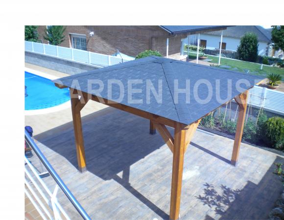 Porche de madera a cuatro aguas