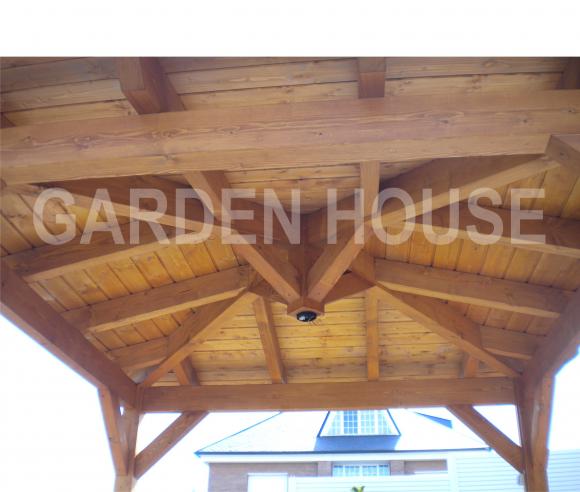 Detalle bajo cubierta de madera 