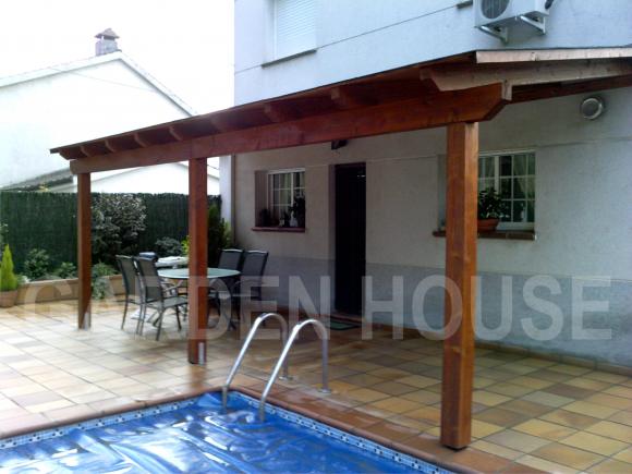 Porche de madera adosado a la vivienda