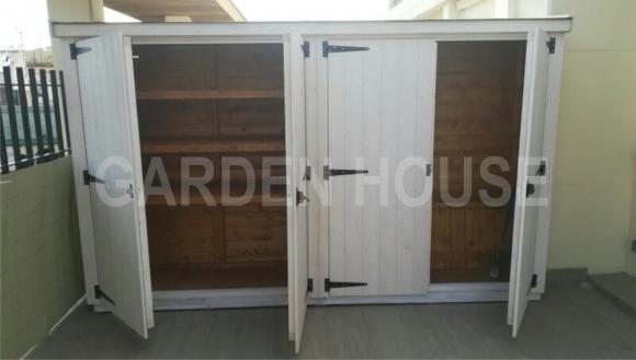 Armario de madera con estanterías interiores