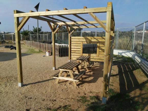 Pérgola con mesas pic nic en Col.egi CEIP El Calderi